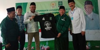 Penguatan Pilkada Sumenep, Syafiuddin Bagikan Ribuan Kaos Tim Kemenangan Barokah