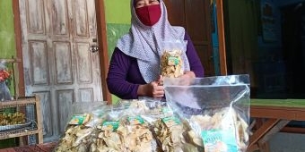 Tembus Surabaya dan Sidoarjo, Usaha Keripik Pisang Warga Kunjang Ini Laris Manis di Tengah Pandemi