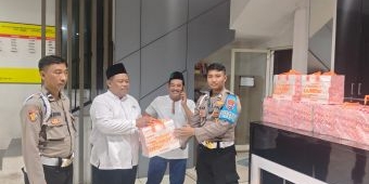 PCNU Surabaya dan Yayasan Indonesia Sejahtera Barokah Bagikan 1008 Donat Pascademo