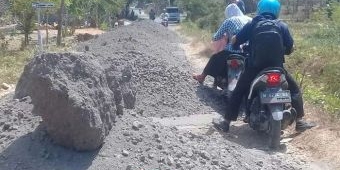 Rusak Parah dan Tidak Ada Perhatian, Warga Batu Marmar Tutup Akses Jalan Empat Desa