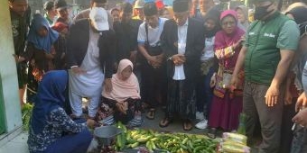 Kiai Asep Tebar Kebaikan di Pasar Kedung Maling