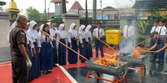  Ajak Pelajar Saksikan Pemusnahan BB Sabu, Kejari Tuban Tekankan Bahaya Narkoba