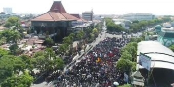 Terobos Kawat Berduri Gedung DPRD Jatim, Puluhan Ribu Mahasiswa Surabaya Tolak UU KPK & KUHP