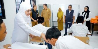 Gubernur Khofifah Bagikan Sepatu dan Tinjau Kesiapan Sekolah Rakyat di Lamongan