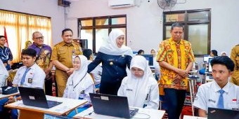 Gubernur Khofifah Minta Sekolah Pastikan Listrik dan Internet Stabil saat TKA SMA/SMK/MA