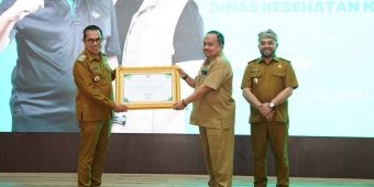 Wali Kota Batu Serahkan Piagam Apresiasi untuk Dukungan Tim Kesehatan di Porprov IX Jatim 2025
