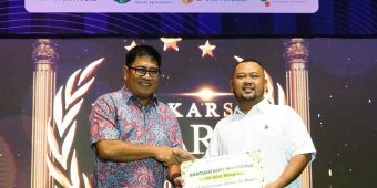 Dirut Petrokimia Raih Penghargaan di Nawakarsa Award Pesona Gresik 2025
