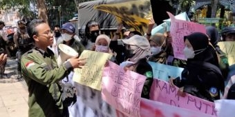 Tolak Kenaikan Harga Tiket Kapal, Mahasiswa Asal Bawean Demo di Gedung DPRD Gresik