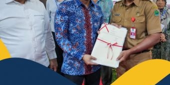 Wamen ATR BPN Serahkan 12 Sertifikat Hak Pakai ke Pemkot Malang