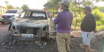 Mobil Toyota Kijang Innova Tiba-tiba Terbakar di Jalan Raya Porong Lama