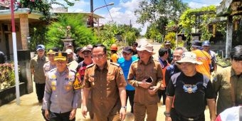 Wabup Gresik Tinjau Lokasi Banjir Luapan Kali Lamong dan Berikan Bantuan untuk Warga Terdampak