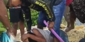 Pria di Pademawu Pamekasan Jadi Bulan-Bulanan Warga Usai Kepergok Curi Motor