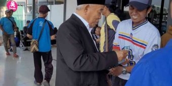 Kiai Asep Bagi-Bagi uang ke Porter Stasiun Pasar Turi: Rezeki Tak akan Berkurang