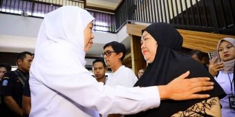 Gubernur Khofifah Serahkan Santunan untuk Korban Laka Laut KMP Tunu Pratama Jaya di Banyuwangi
