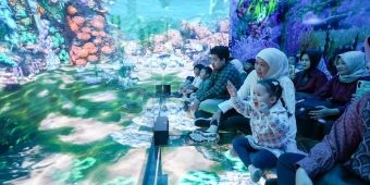 Liburan Tahun Baru 2025, Khofifah Ajak Cucu ke Wahana Baru Metaverse Glass Theather Jatim Park 2