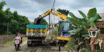 Alat Berat Masih Bersihkan Sisa Banjir Bandang di Desa Pranggang Kediri