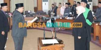 Ketua DPRD Gresik Lantik Wahidatul Husnah sebagai Anggota PAW Periode 2024-2029