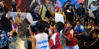 Pj Wali Kota Kediri Serahkan Hadiah Kompetisi Basket 