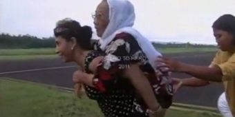 Viral, Menteri Susi Menyuapi dan Gendong Ibunya Naik Helikopter