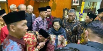 Cium Tangan Megawati, Mujid Riduan: Bentuk Takzim kepada Ibunya Kader PDIP se-Indonesia