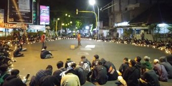 Demo Sampai Malam, Mahasiswa di Lamongan Tagih Janji DPRD Kawal Penolakan UU Cipta Kerja