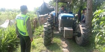 Heboh, Truk Muat Beras Tiba-Tiba Nyelonong Masuk ke Jalan Makam Desa di Kediri
