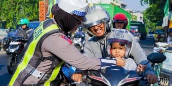 Aksi Simpatik Tertib Lalu Lintas, Satlantas Polres Pasuruan Bagikan Helm SNI ke Pelanggar Roda 2