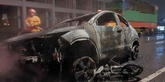 Terlibat Kecelakaan di Driyorejo Gresik, 2 Kendaraan Hangus Terbakar