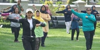Jaga Kebugaran Tubuh dan Ajang Pererat Silaturahmi, Pj Wali Kota Kediri Ajak Senam Bersama ASN