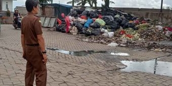 Penumpukan Sampah di Pojok Pasar Induk Among Tani Kota Batu dikeluhkan Pedagang dan Pengunjung