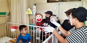 RSUD Tuban Hibur dan Edukasi Pasien Anak-Anak Tentang Kebersihan dan Kesehatan Pakai Boneka