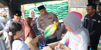 Polres Kediri Bersama Awak Media Bagikan Takjil Gratis ke Pengguna Jalan di Depan Mapolres