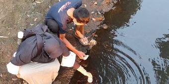 Sungai Kresek Diduga Tercemar Limbah, Aktivis Lingkungan Tes Lab Sampel Air