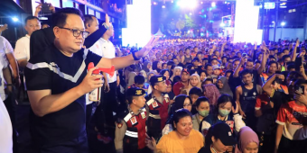 Berlangsung Meriah, Pj Gubernur Jatim Berangkatkan Peserta SOMA Nite Run di Kota Mojokerto