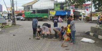 Usai Hujan dan Banjir di GKB, Satgas DCKPKP Gresik Langsung Terjun Bersihkan Saluran Air