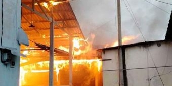 Diduga Korsleting Listrik, 6 Kios di Pasar Mojoduwur Jombang Ludes Terbakar