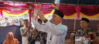 Pj Bupati Bangkalan Mencoblos di TPS 20 Kelurahan Kraton dan Minta Jaga Kondusivitas