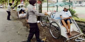 Hibur Tukang Becak Terdampak Corona, Polisi di Jember Bagikan 1.300 Nasi Kotak