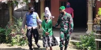 Sukseskan Vaksinasi di Desa Sukowiyono Ngawi, Koramil dan Polsek Padas Lakukan Antar Jemput Lansia