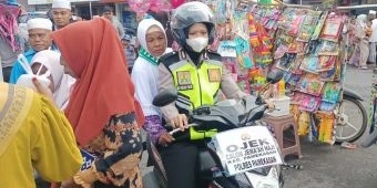 Polisi Cantik di Pamekasan ini Rela Jadi Driver Ojek Gratis Bagi Jemaah Haji Lansia