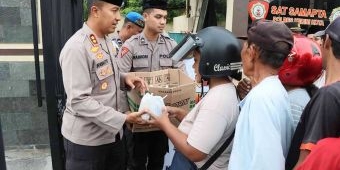 Peduli Ramadan, Kapolres Kediri Kota Bagikan Takjil Gratis kepada Warga