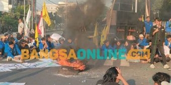 Bakar Ban Warnai Demo Mahasiswa di DPRD Kabupaten Kediri