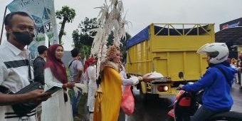 Komunitas Perias Pengantin di Jombang Berbagi Takjil dengan Cara Unik