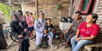 Sinergi Turunkan Stunting, Pj Wali Kota Mojokerto dan Jajaran Kompak Salurkan Bantuan di Hari Otoda
