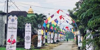 Warga Ngunggahan Tulungagung Punya Tradisi Baru Jelang Idulfitri: Pasang Banner Religius