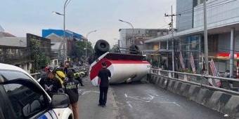 Truk Pengangkut Tetes Tebu Terguling di Flyover Kota Lama Malang, Empat Pengendara Alami Luka