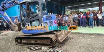 Satlantas Polres Blitar Razia 37 Motor Pelajar, Puluhan Knalpot Brong Dimusnahkan di Sekolah