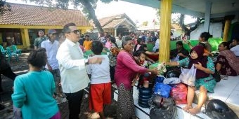 Kembali Tinjau Lokasi Banjir, Pj Wali Kota Mojokerto Dengarkan Keluhan dan Beri Bantuan