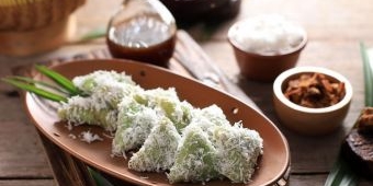 Resep Lupis Ketan Putih dengan Saus Gula Merah