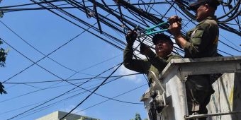 Pemkot Surabaya Tertibkan Kabel Utilitas Ilegal di Lima Lokasi